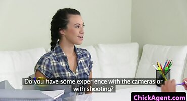 lovewxnn sex Một kẻ lừa đảo ukraine quyến rũ một người bạn sex trên xe và liếm tinh trùng.